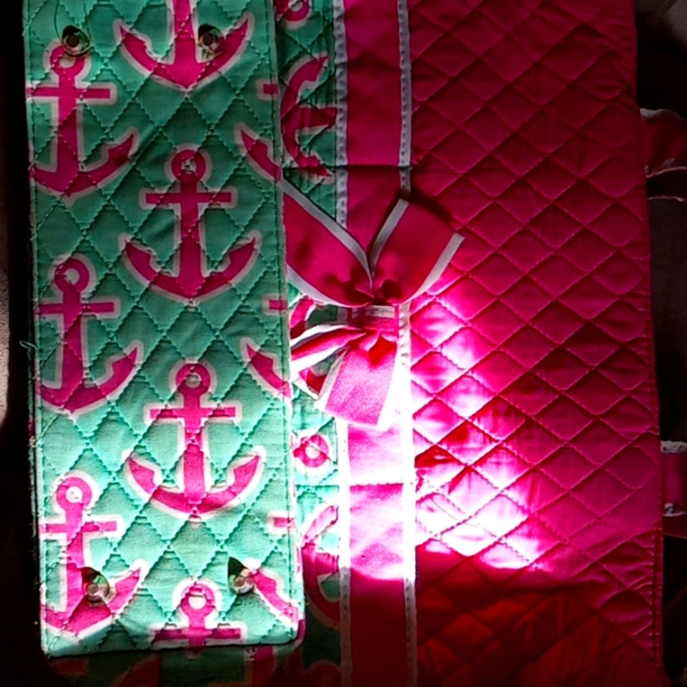Got to many purse trying to sell a lot of stuff this comes with a make bag